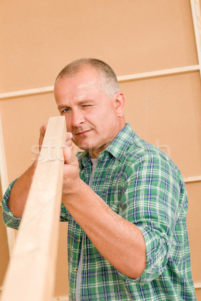 Klusjesman volwassen timmerman maatregel houten balk Stockfoto © CandyboxPhoto