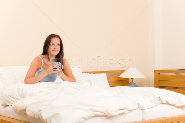 Chambre jeune femme boire café lit blanche Photo stock © CandyboxPhoto
