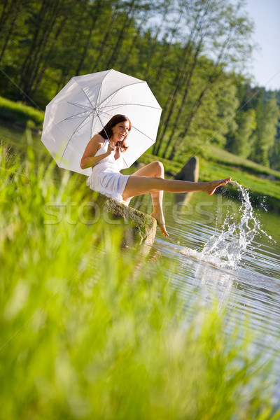 [[stock_photo]]: Heureux · romantique · femme · séance · lac