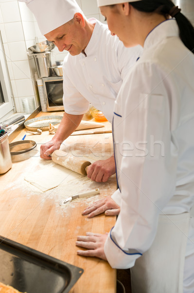 Mannelijke chef deegrol assistent kijken keuken Stockfoto © CandyboxPhoto