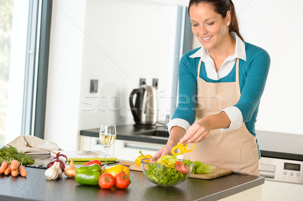 Zdjęcia stock: Szczęśliwy · kobieta · Sałatka · kuchnia · warzyw