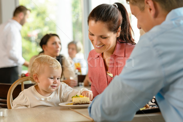 Anne baba çocuk yeme kek kadın Stok fotoğraf © CandyboxPhoto