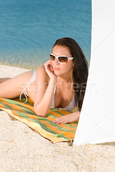 年輕 性感的 比基尼模型 放寬 墨鏡 海灘 商業照片 © CandyboxPhoto