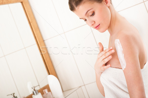 Vücut bakım genç kadın losyon banyo Stok fotoğraf © CandyboxPhoto