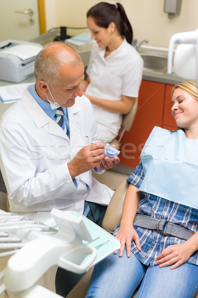 Vrouw bezoeken tandarts orthodontische chirurgie tonen Stockfoto © CandyboxPhoto