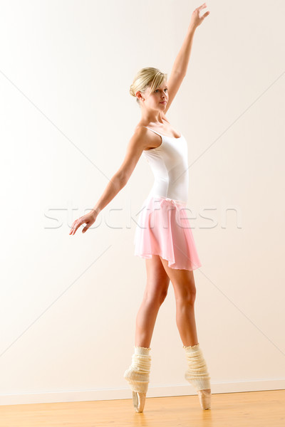 Gyönyörű balett-táncos gyakorol tánc ballerina lábujjhegy Stock fotó © CandyboxPhoto