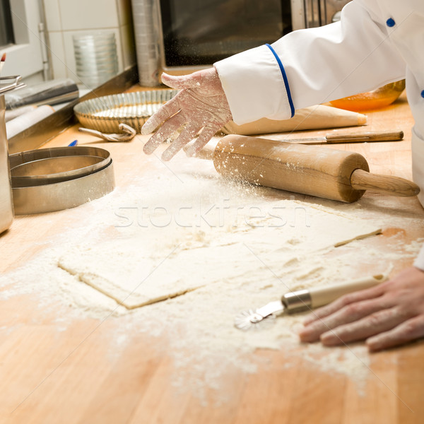 Bucătar-şef faina vergea masa de lemn bucătărie Imagine de stoc © CandyboxPhoto