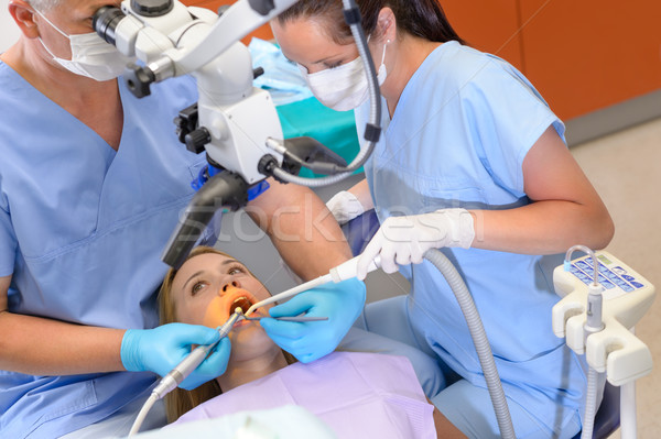 Dentista operação paciente microscópio feminino cirurgia Foto stock © CandyboxPhoto