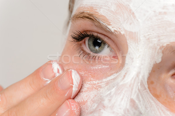 Fiatal lány ujjak jelentkezik arc maszk hidratáló Stock fotó © CandyboxPhoto