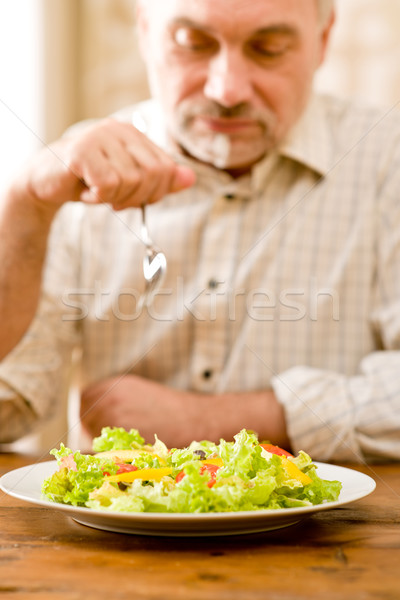 Starszy dojrzały mężczyzna jeść warzyw Sałatka drewniany stół Zdjęcia stock © CandyboxPhoto