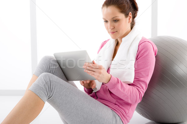Kobieta ekran dotykowy komputera fitness kobieta fitness technologii Zdjęcia stock © CandyboxPhoto