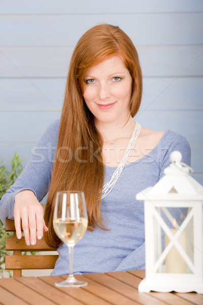 ストックフォト: 夏 · テラス · 赤毛 · 女性 · ガラス · ワイン