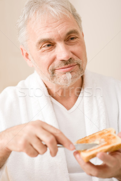 Senior om matur mic dejun pâine prăjită unt purta Imagine de stoc © CandyboxPhoto