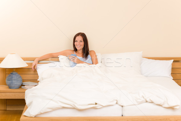 Stockfoto: Slaapkamer · jonge · vrouw · drinken · koffie · bed · witte