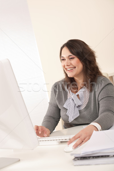 Foto stock: Jóvenes · mujer · de · negocios · de · trabajo · oficina · moderna · ordenador