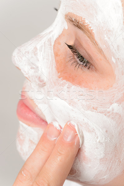Ujjak jelentkezik arc maszk hidratáló fiatal lány Stock fotó © CandyboxPhoto
