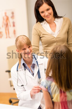 女孩 閱讀 眼 圖表 兒科醫師 辦公室 商業照片 © CandyboxPhoto