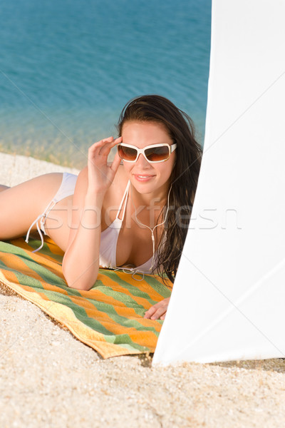 Jeunes sexy modèle de bikini détente lunettes de soleil plage [[stock_photo]] © CandyboxPhoto