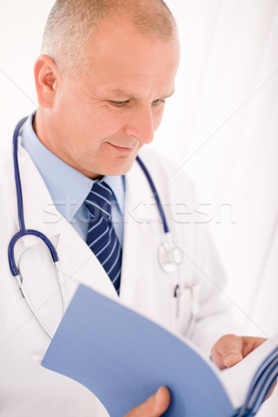 Foto stock: Maduro · médico · masculino · veja · para · baixo · documento