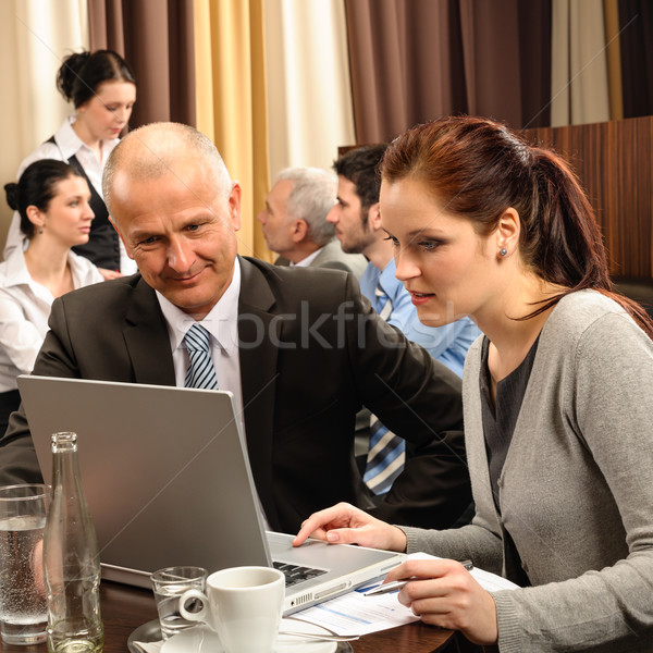 Afaceri discuţie executiv femeie uite laptop Imagine de stoc © CandyboxPhoto