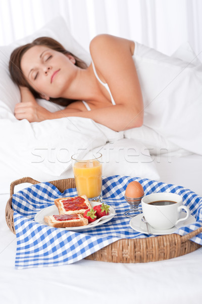 Kobieta snem biały bed śniadanie pierwszy plan Zdjęcia stock © CandyboxPhoto