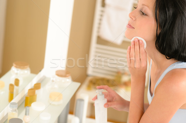 Jeune femme salle de bain propre visage maquillage enlèvement Photo stock © CandyboxPhoto