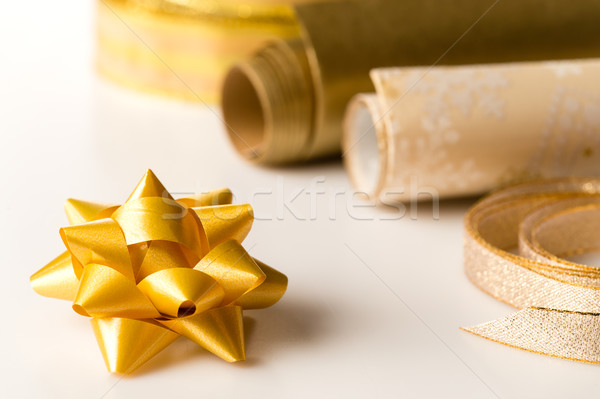 Złoty papier pakowy łuk obecnej dekoracji christmas Zdjęcia stock © CandyboxPhoto