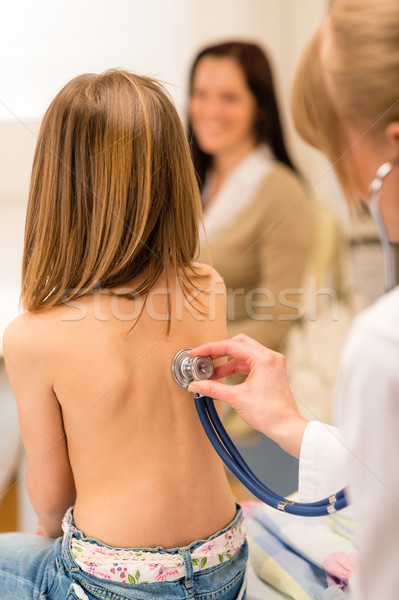 兒科醫師 查 孩子 背面 聽筒 女孩 商業照片 © CandyboxPhoto