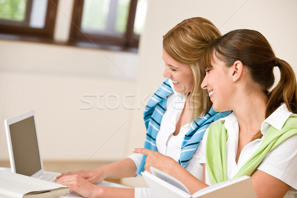 Studenten home zwei Frau Buch Laptop Stock foto © CandyboxPhoto