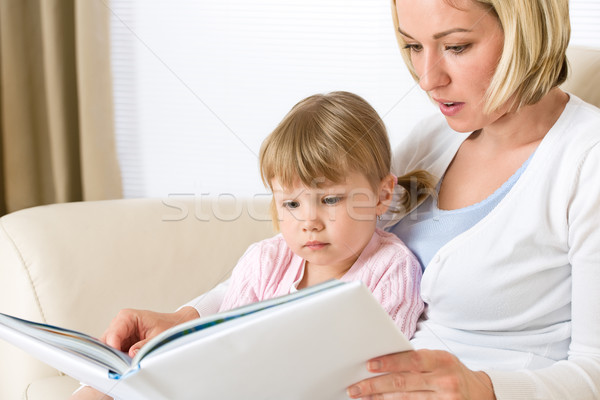 Mamă fetita citit carte împreună camera de zi Imagine de stoc © CandyboxPhoto