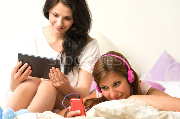Znajomych słuchania muzyki czytania popołudnie Zdjęcia stock © CandyboxPhoto
