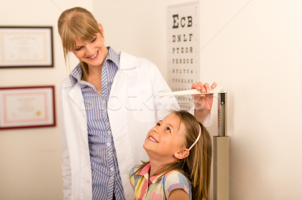 Pédiatre mesure hauteur petite fille médicaux bureau Photo stock © CandyboxPhoto