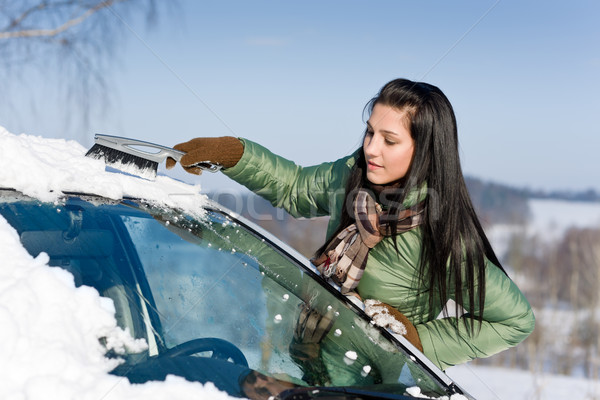 Inverno carro mulher neve pára-brisas escove Foto stock © CandyboxPhoto