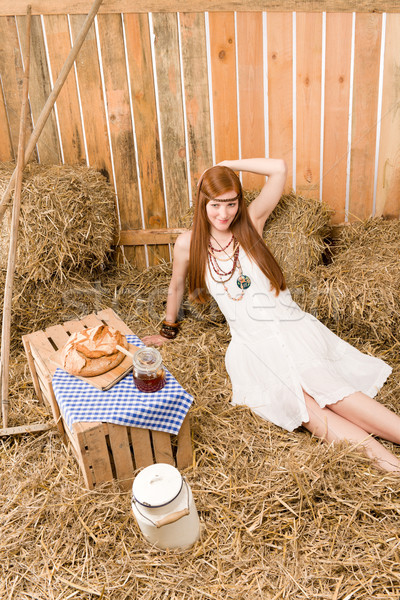 Hippie kobieta śniadanie stodoła młodych Zdjęcia stock © CandyboxPhoto