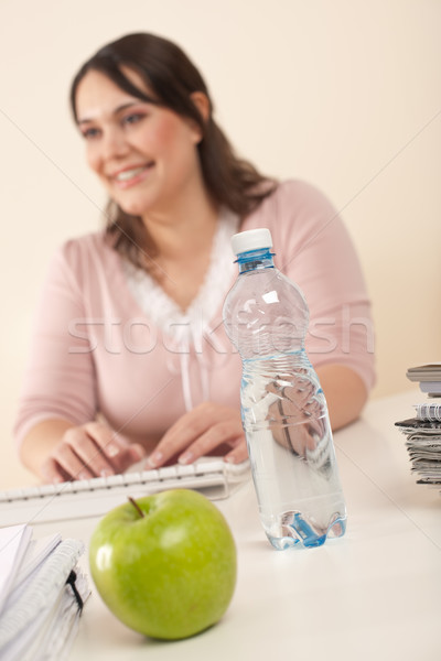 Foto stock: Jóvenes · mujer · de · negocios · de · trabajo · oficina · enfoque · manzana