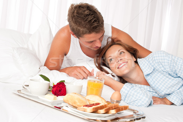 Foto stock: Jovem · sorridente · casal · luxo · café · da · manhã · quarto · de · hotel