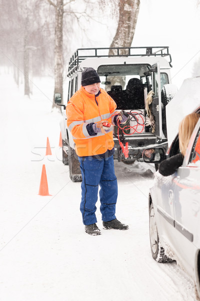 Adam yardım kadın kırık araba kar Stok fotoğraf © CandyboxPhoto