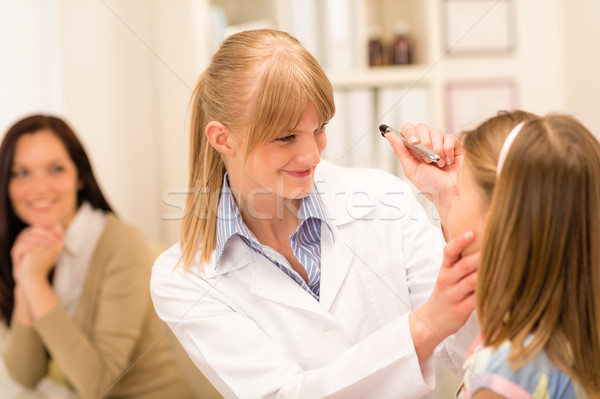 Сток-фото: педиатр · глаза · девушки · медицинской · служба · женщины