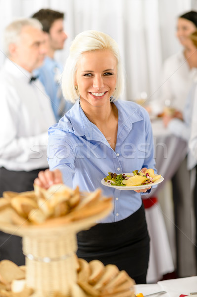 [[stock_photo]]: Souriant · femme · d'affaires · société · déjeuner · buffet · tenir