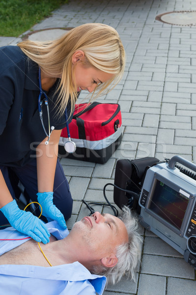 Paramedic inconstient vârstnici om medic Imagine de stoc © CandyboxPhoto