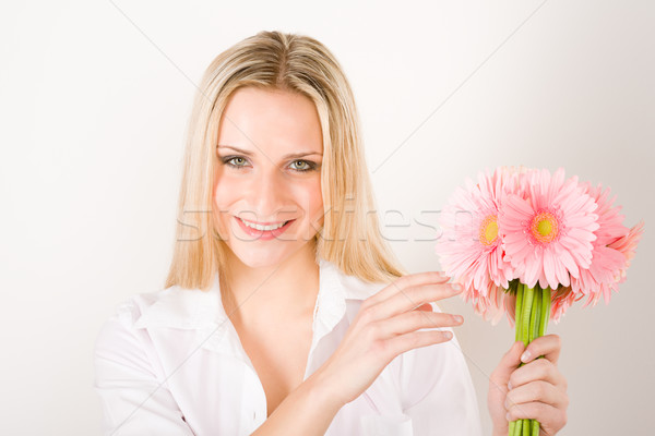 ストックフォト: ロマンチックな · 女性 · ホールド · ピンク · デイジーチェーン · 花