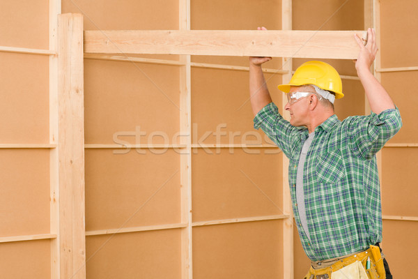 ストックフォト: 便利屋 · 大工 · 成熟した · 木製 · ビーム · 家の修繕