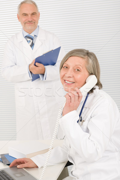 Médicaux équipe supérieurs Homme téléphone Homme [[stock_photo]] © CandyboxPhoto