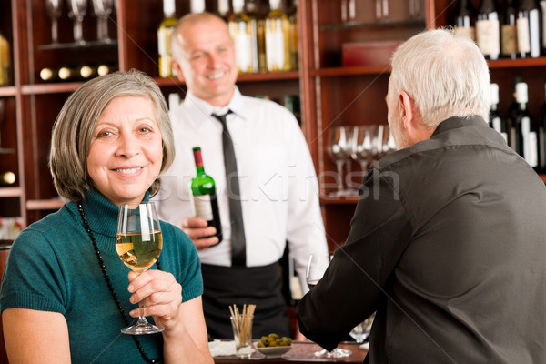 Borozó idős pár csapos megbeszél élvezi ital Stock fotó © CandyboxPhoto