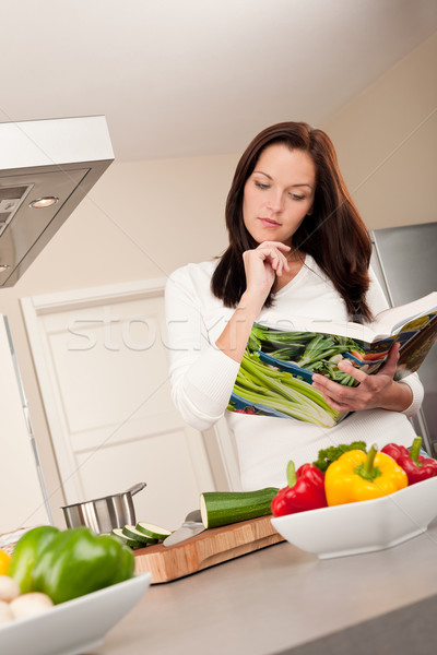 Mulher jovem leitura livro de receitas cozinha olhando receita Foto stock © CandyboxPhoto