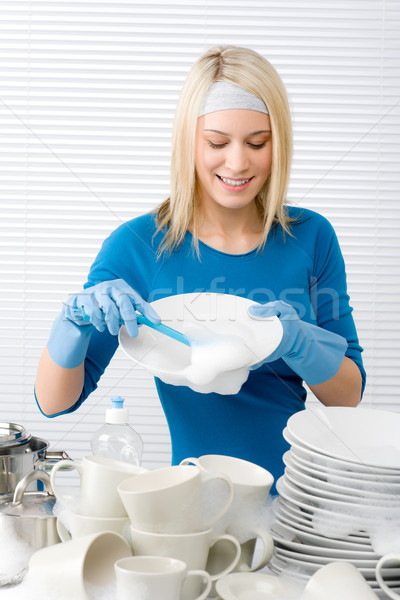 Moderne keuken gelukkig vrouw afwas huishoudelijk werk Stockfoto © CandyboxPhoto