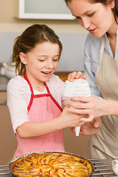 Stock foto: Apfelkuchen · Mutter · Tochter · Zucker · Vereisung · Familie