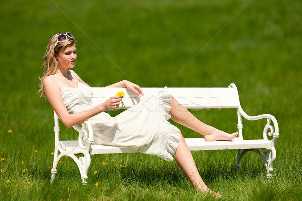 Foto stock: Primavera · mulher · jovem · relaxante · banco · prado