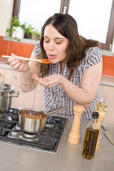 Stockfoto: Kok · plus · size · vrouw · proeverij · Italiaans · tomatensaus