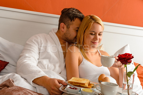 Cuplu Romantic Dimineaţă Pat Potabilă Cafea Imagine De